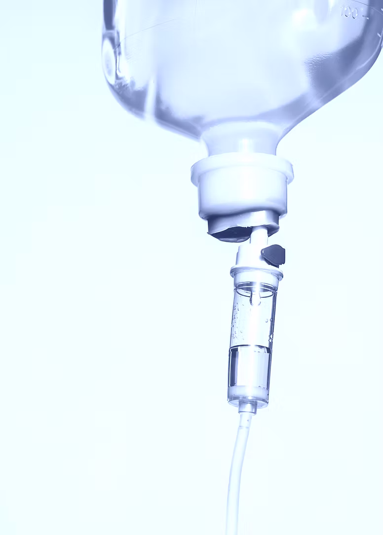 Infusionsflasche mit Tropfkammer in kühlem Blauton für die Immun-Booster-Infusion